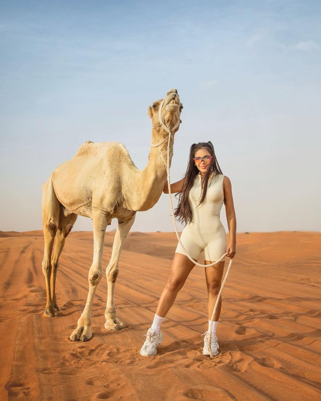 Flay posou para uma sequência de cliques ao lado de um camelo (Foto: Reprodução/Instagram)