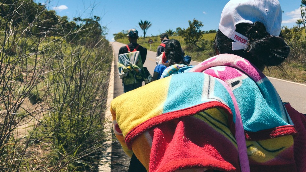 Venezuelanos caminhando na BR-174: eles vêm ao Brasil em busca de melhores condições de vida. (Foto: Inaê Brandão/G1 RR/Arquivo)