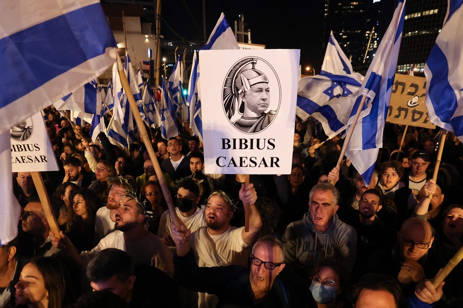 Milhares de israelenses fizeram protesto contra o novo governo, na noite deste sábado