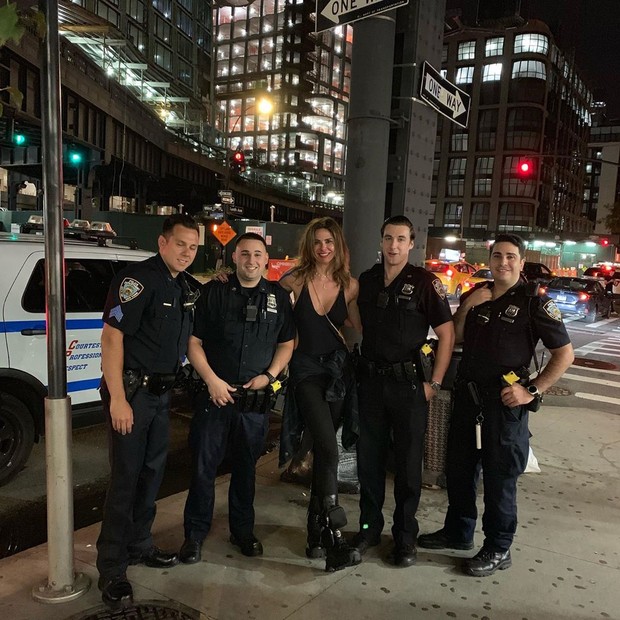 Luciana Gimenez com policiais em NY (Foto: Reprodução/Instagram)