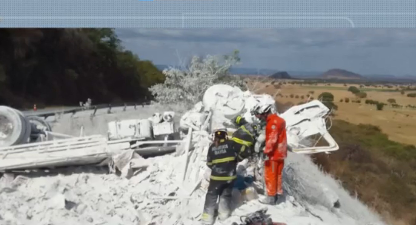 Motorista morre após caminhão tombar na Curva da Morte na Bahia; vídeo registra momento do acidente