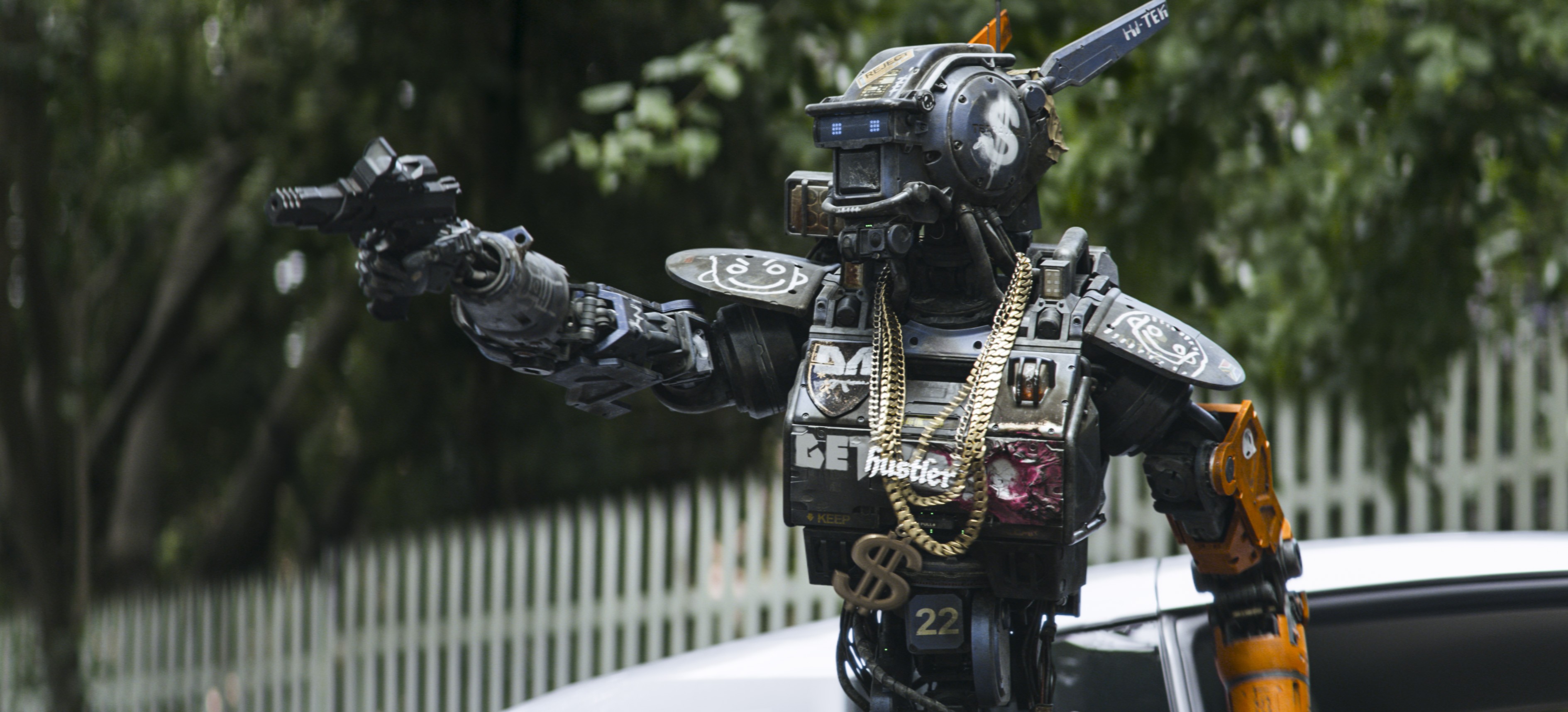 ***SUNDAY CALENDAR  STORY FOR JANUARY 11, 2014. DO NOT USE PRIOR TO PUBLICATION**********Chappie (Sharlto Copley) from Columbia Pictures' action-adventure movie CHAPPIE. (Foto: Columbia Pictures)