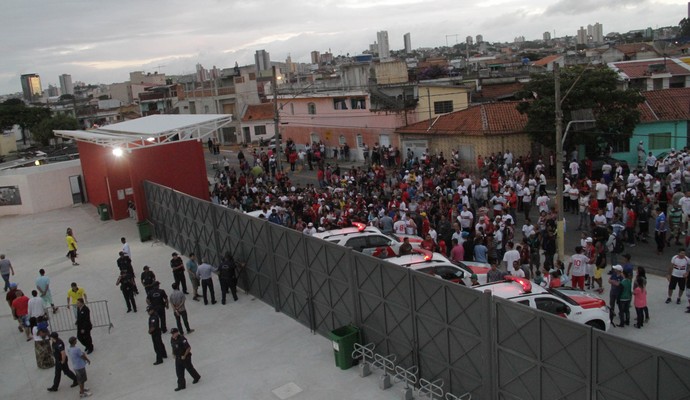 Com o estádio Nogueirão superlotado, muita gente não conseguiu entrar para ver o jogo do São Paulo (Foto: Antonio Cícero / Framephoto / Estadão Conteúdo)