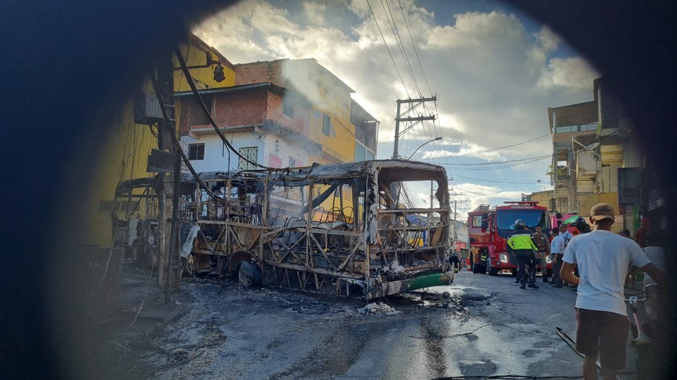 Ônibus é incendiado em Salvador — Foto: Rildo de Jesus/TV Bahia