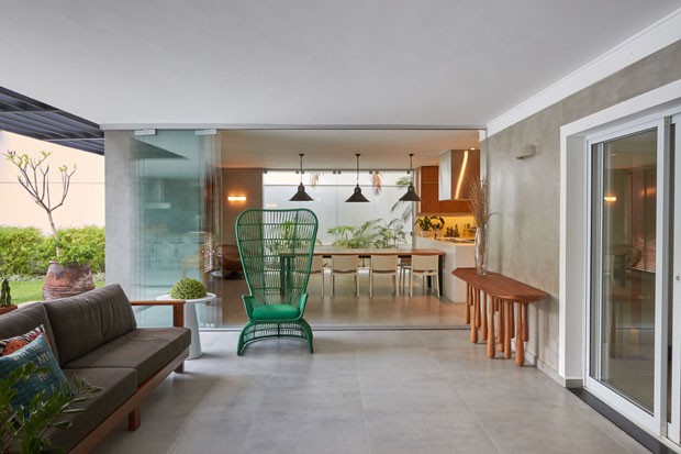 Itens de design levam sofisticação para apartamento com décor neutro  (Foto: Divulgação)
