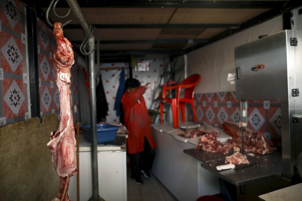 Açougue com escassez de carne em La Paz, na Bolívia, nesta segunda-feira (18) — Foto: Natacha Pisarenko/AP Photo