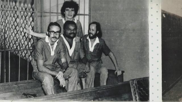 Imagem reproduzida no filme 'Galeria F' mostra Theodomiro e outros presos na cadeia