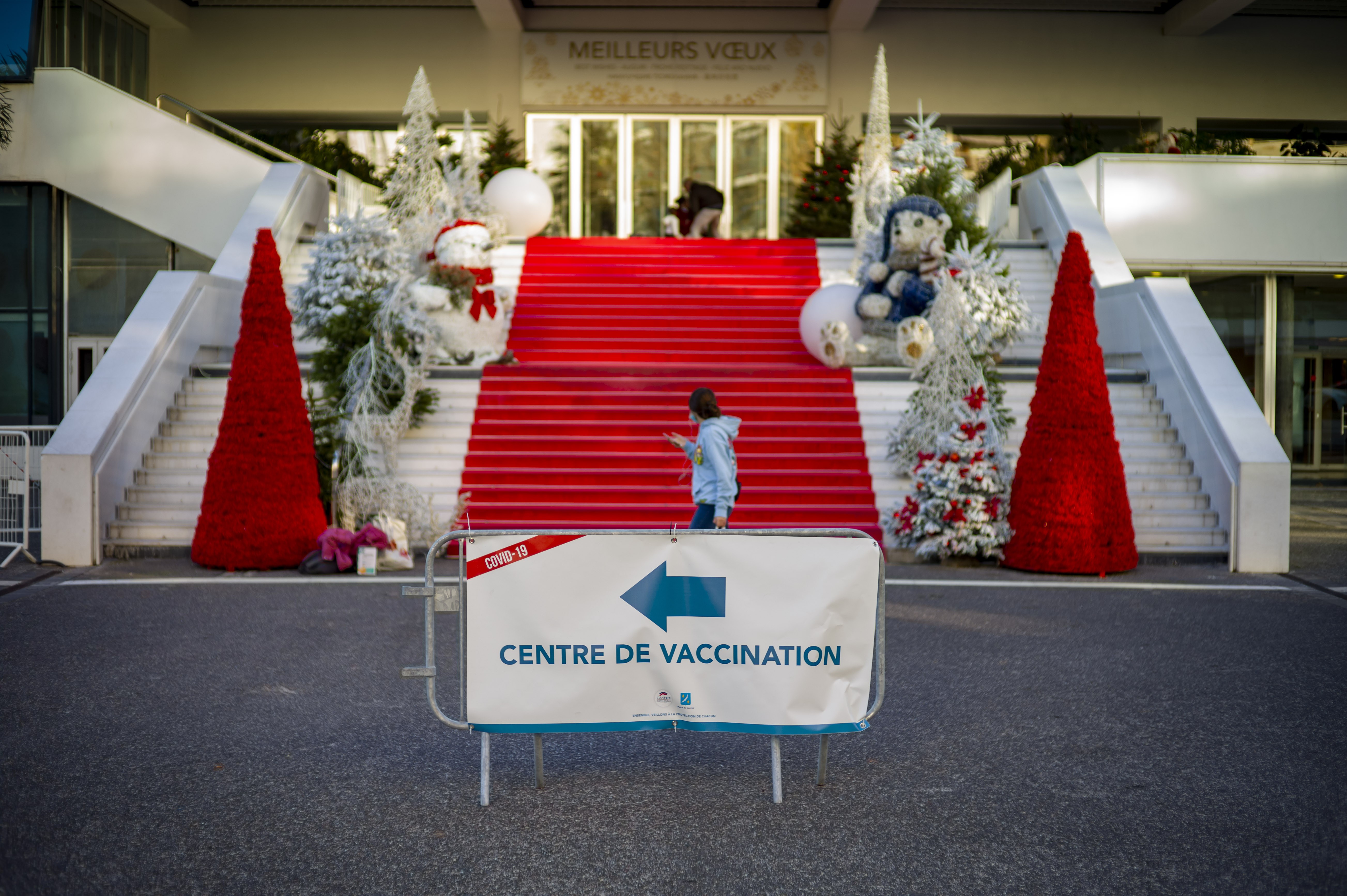 CANNES, FRANCE - JANUARY 13: The red carpet on the stairs of the Palace on January 13, 2021 in Cannes, France. The Cannes Palace of Festivals and Conferences, the flagship for the Cannes Film Festival, has been converted into a vaccination centre. (Photo  (Foto: Getty Images)