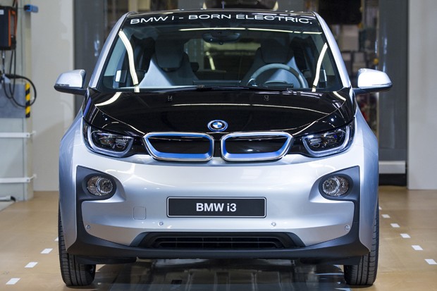 LEIPZIG, GERMANY - SEPTEMBER 18:  A new BMW i3 electric car is seen on the assembly line at the BMW factory on September 18, 2013 in Leipzig, Germany. The i3 is BMW's first mass market electric car and the company has invested EUR 400 million into its pro (Foto: Getty Images)