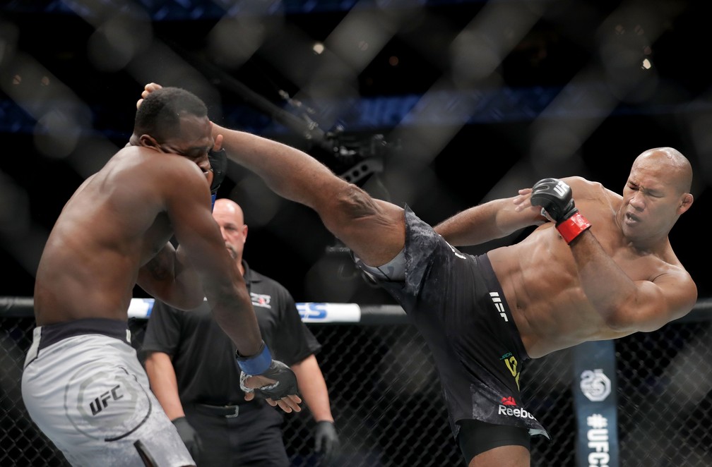 Ronaldo Jacare aplica chute que leva Derek Brunson à lona no UFC Charlotte (Foto: Getty Images)