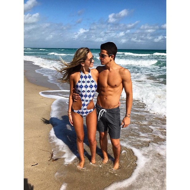 Enzo Celulari exibe barriga sarada em dia de praia com a ...