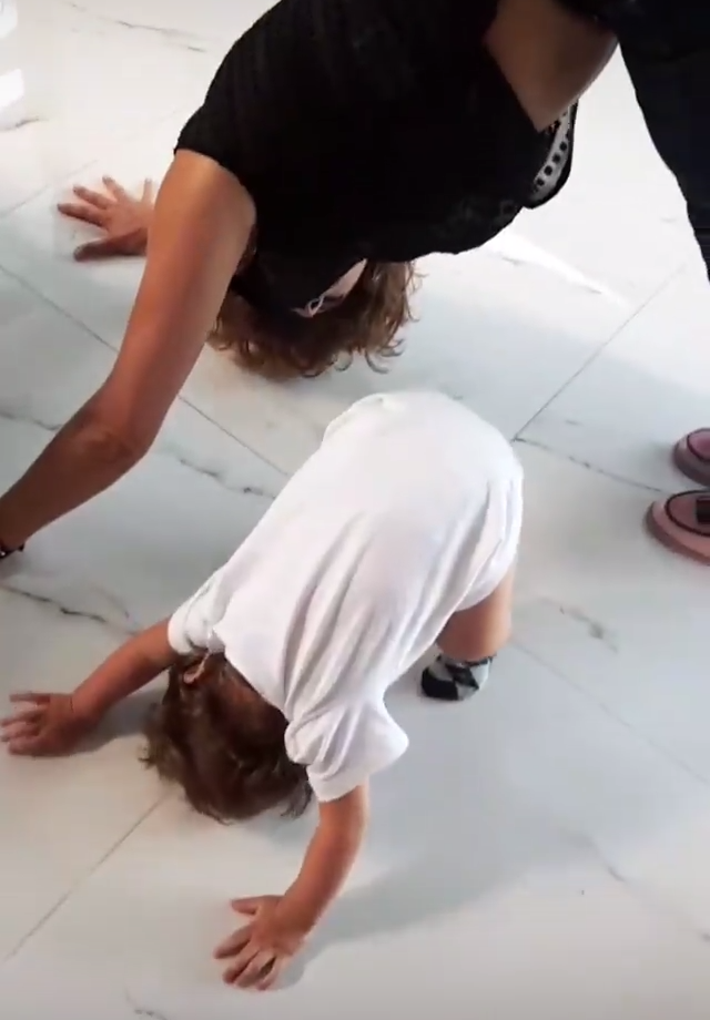 Rocco, filho de Rafa Brites e Felipe Andreoli, tenta poses de ioga (Foto: Reprodução/Instagram)