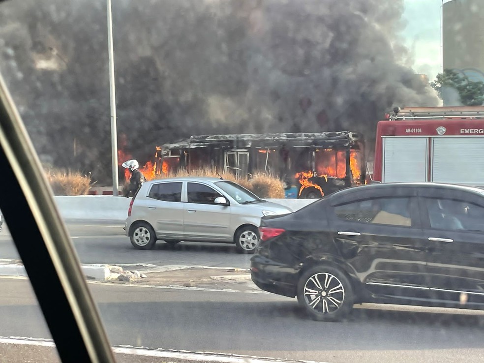 Ônibus pega fogo na região do Ibirapuera — Foto: Arquivo pessoal