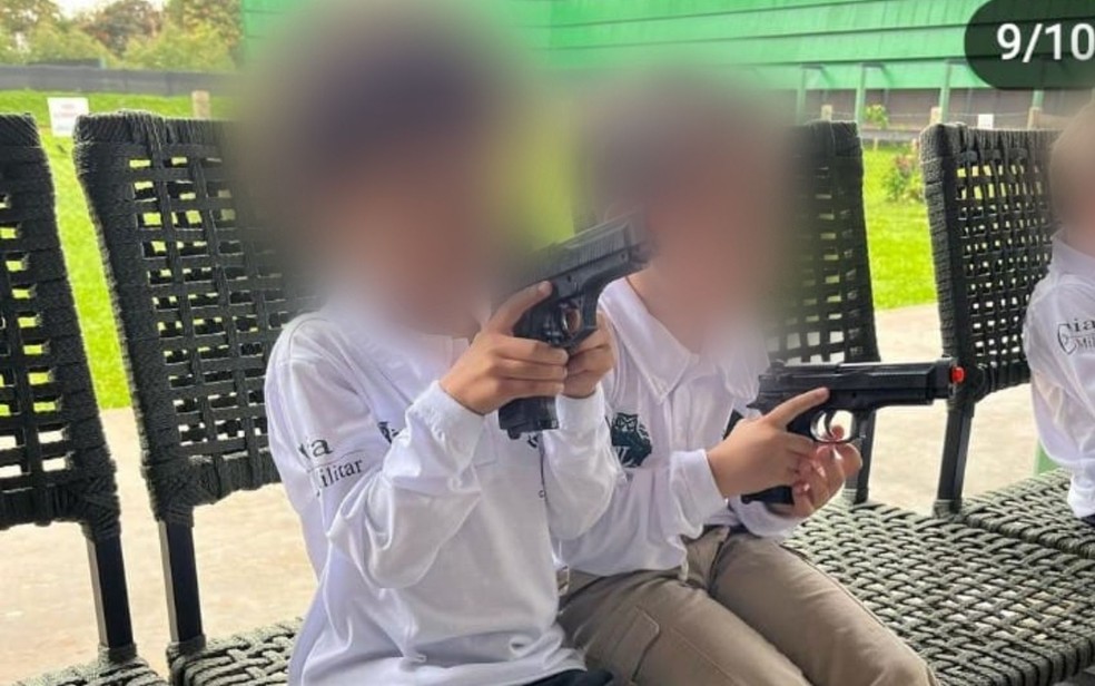 Crianças aparecem em fotos empunhando armas de pressão durante curso de atirador mirim no Clube de Caça e Tiro Hunter, em Jataí, Goiás — Foto: Reprodução/Instagram Hunter Jataí