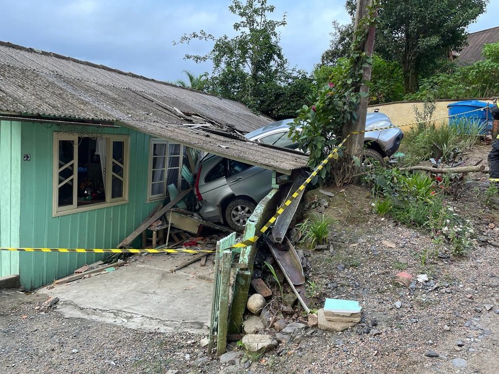 Moradores idosos são retirados pela janela de casa após carro atingir residência — Foto: Corpo de Bombeiros/Divulgação
