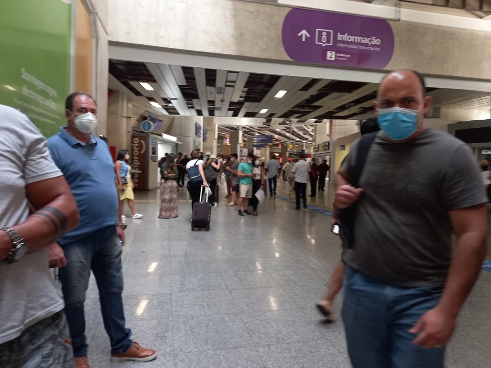Passageira que chegou de Lisboa corre para não perder a conexão  — Foto: Alba Valéria Mendonça/g1 Rio 