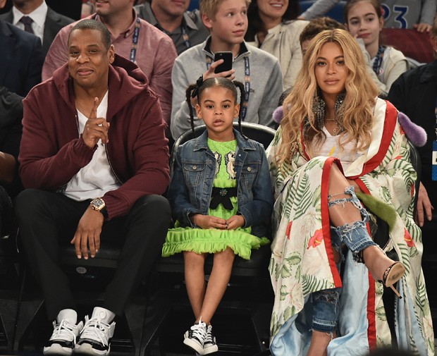NEW ORLEANS, LA - FEBRUARY 19:  (L-R)  Michael B. Jordan, Jay Z, Blue Ivy Carter and Beyoncé Knowles attend the 66th NBA All-Star Game at Smoothie King Center on February 19, 2017 in New Orleans, Louisiana.  (Photo by Theo Wargo/Getty Images) (Foto: Getty Images)