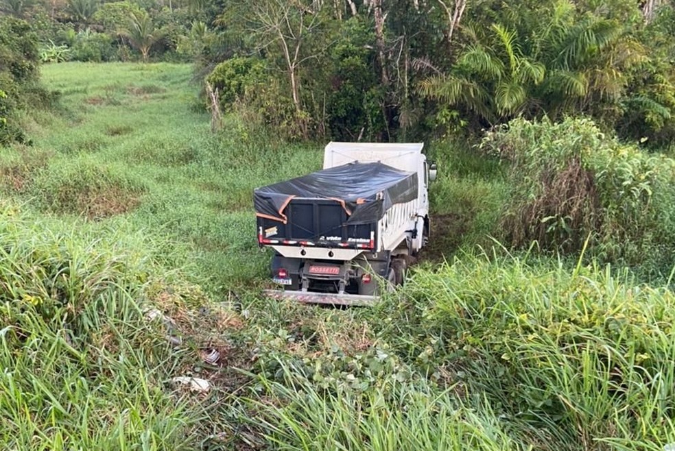 Caçamba envolvida em acidente com carro em Ilhéus, no sul da Bahia — Foto: Redes Sociais