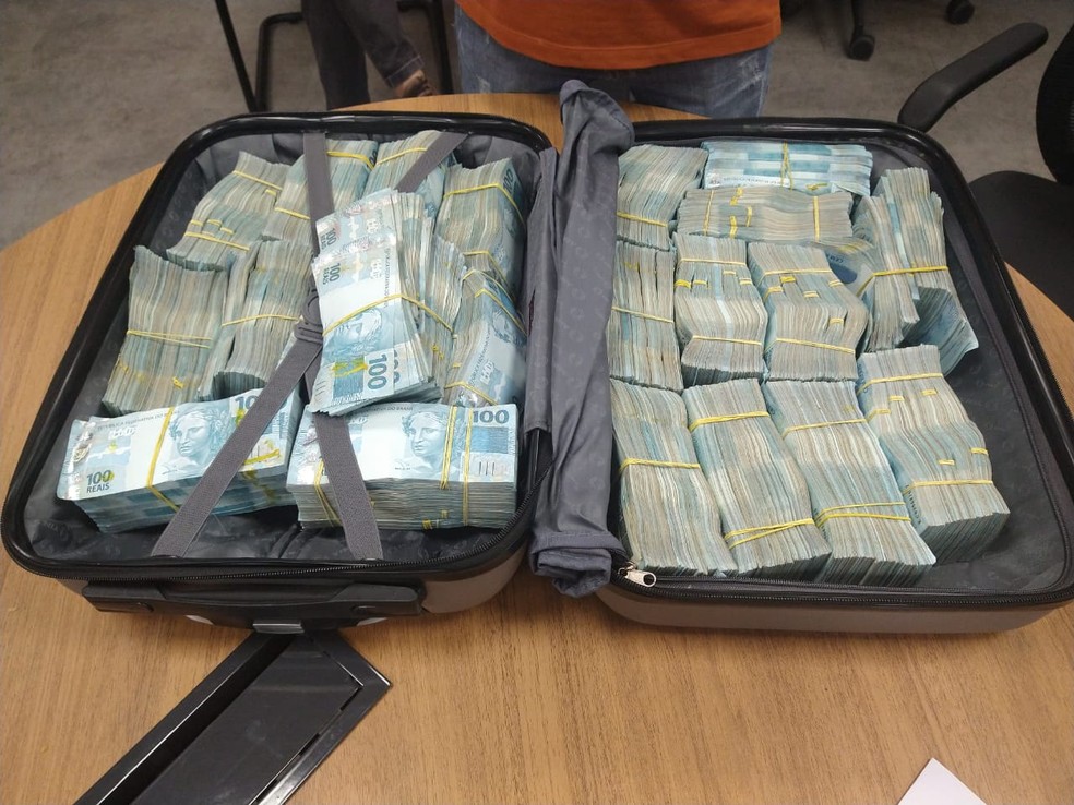 Dinheiro entregue à Polícia Federal por irmãos de dona de lotérica suspeita de se apropriar de R$ 19 milhões do auxílio emergencial  — Foto: Polícia Federal/Divulgação 