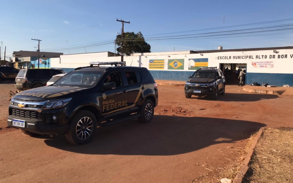 Carros da PF saindo da base de comando de buscas a Lázaro Barbosa, em Cocalzinho de Goiás — Foto: Vitor Santana/G1 GO