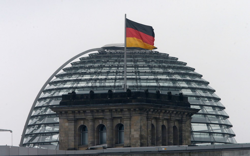 A cúpula transparente do Reichstag, prédio que sedia o Bundestag, em Berlim — Foto: AP Photo/Michael Probst