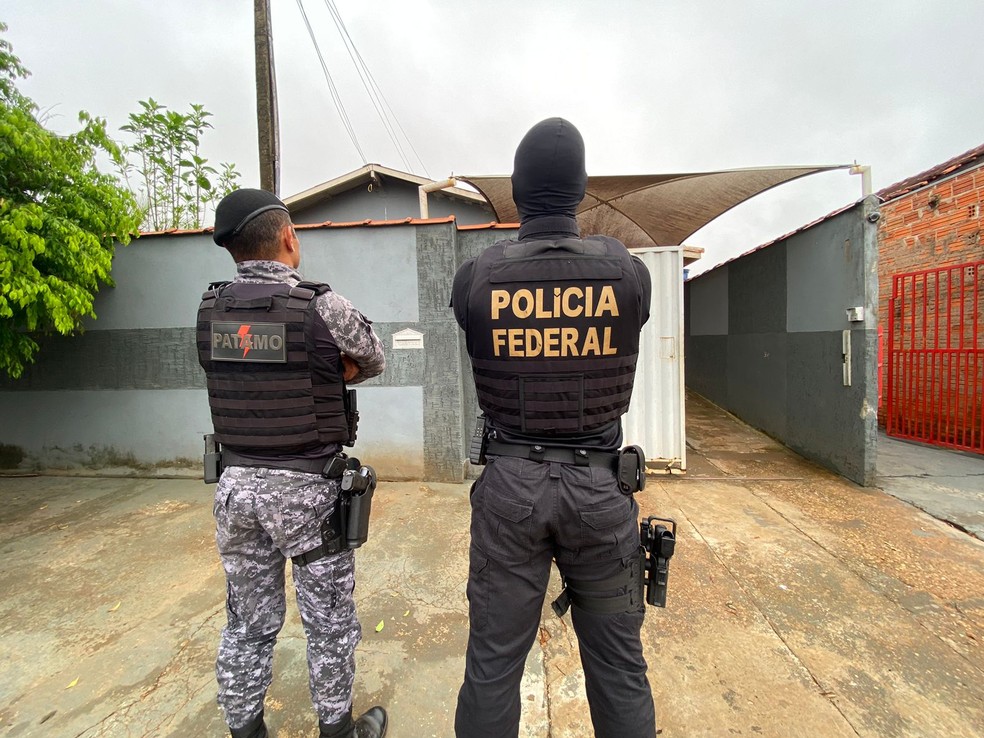 PM e agentes da PF cumpriram mandados de busca e de prisão contra um suspeito — Foto: PF/Reprodução
