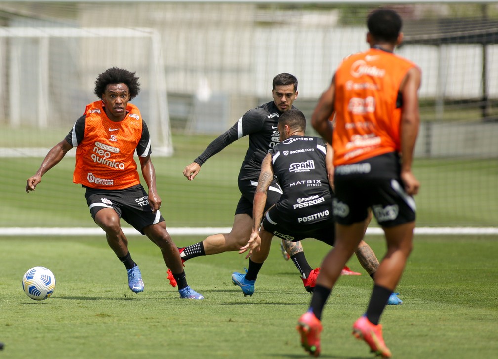 Sylvinho faz treino tático focado para o jogo contra o Bragantino 
