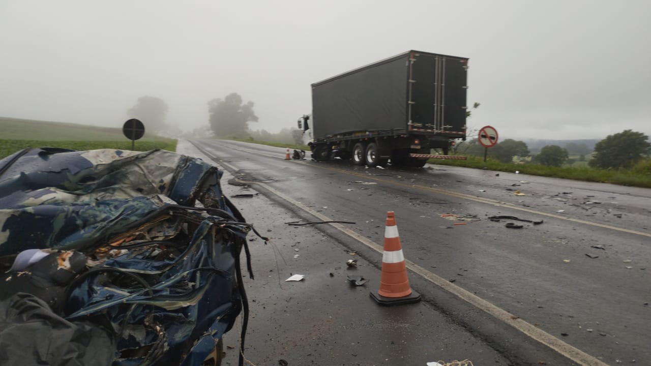 Homem morre em batida frontal entre carro e caminhão na PR-092, em Arapoti