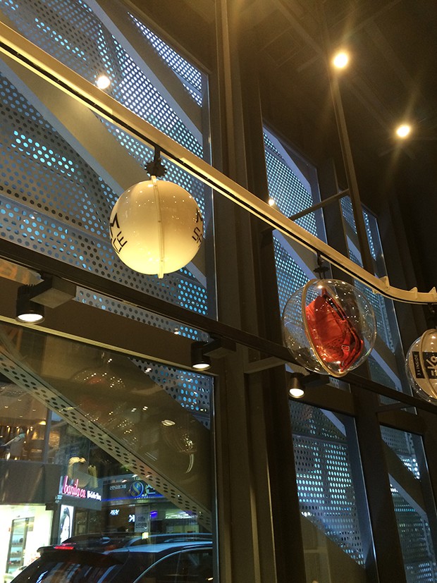 MCM bags displayed in Perspex globes  (Foto: Suzy Menkes Instagram)