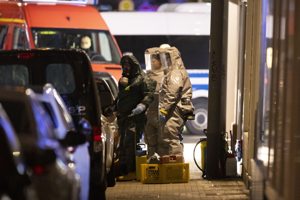 Oficiais deixam a casa de iraniano acusado de planejar um ataque químico na Alemanha — Foto: Christoph Reichwein/dpa via AP