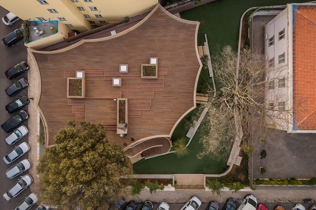 Escola em Lisboa tem playground no terraço e estrutura em madeira (Foto: Reprodução / Instagram)