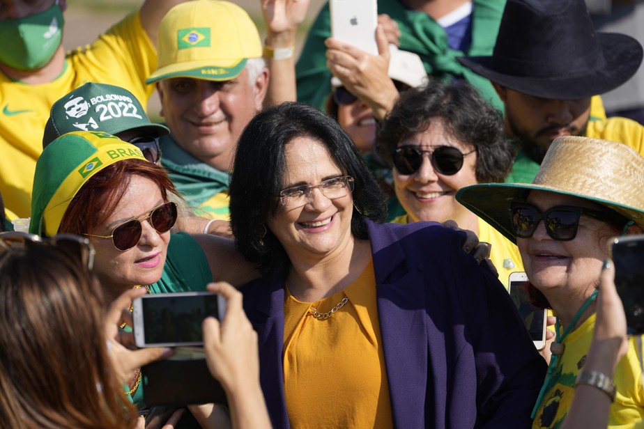Damares Alves diz que Bolsonaro está fazendo a maior caçada pelos pedófilos no Brasil