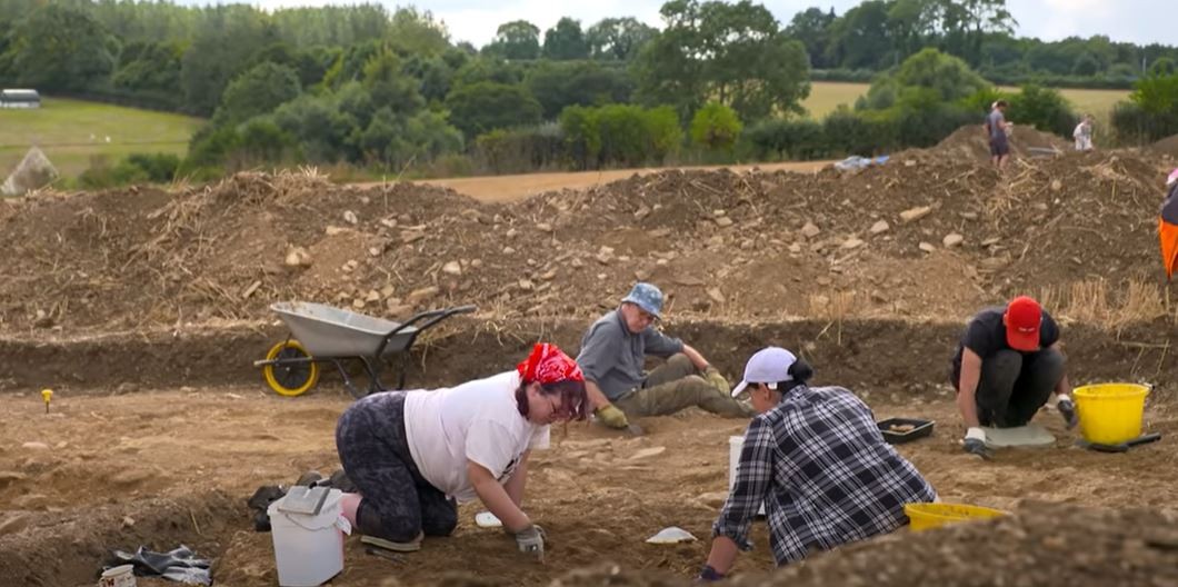 Arqueólogos investigam o terreno da fazenda na Inglaterra (Foto: University of Leicester/Reprodução/Youtube)