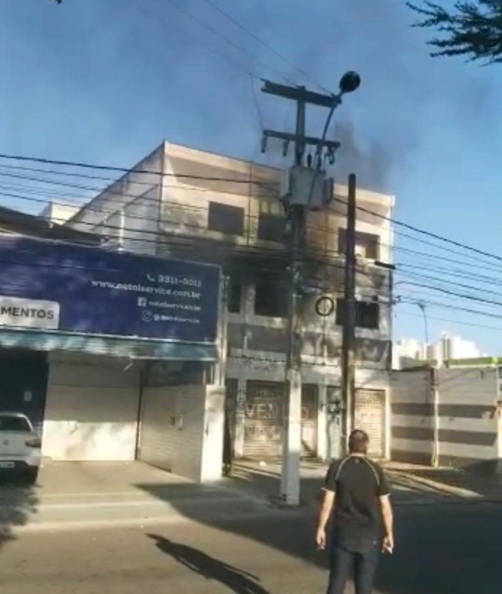 Incêndio atinge prédio abandonado em bairro comercial de Natal — Foto: Reprodução
