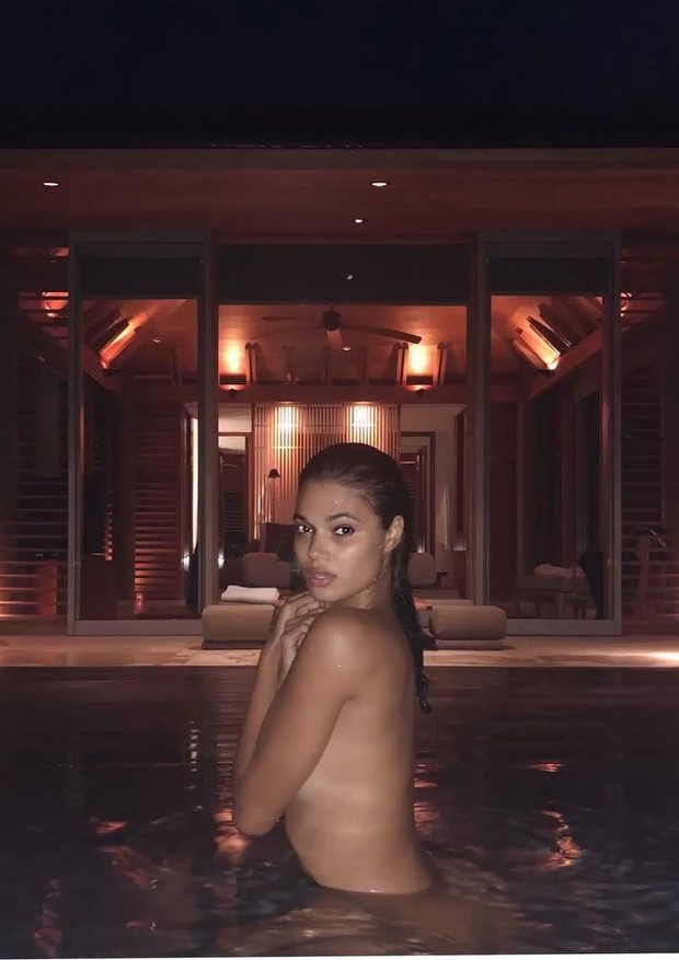 Dani Braga faz topless na piscina (Foto: Reprodução/Instagram)