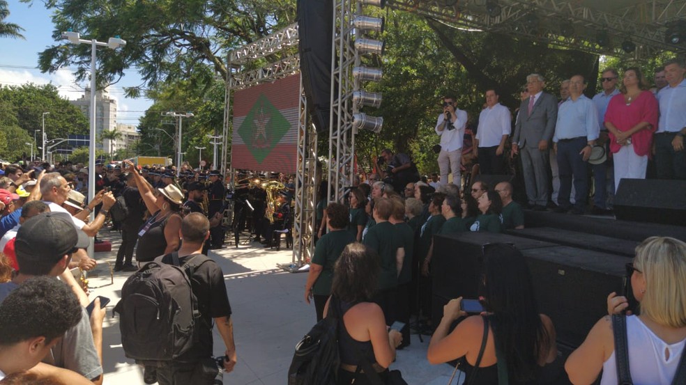 Sombras próximas à cabeceira da ponte Hercílio Luz foram disputadas por moradores, músicos e autoridades  — Foto: Valéria Martins/G1 SC