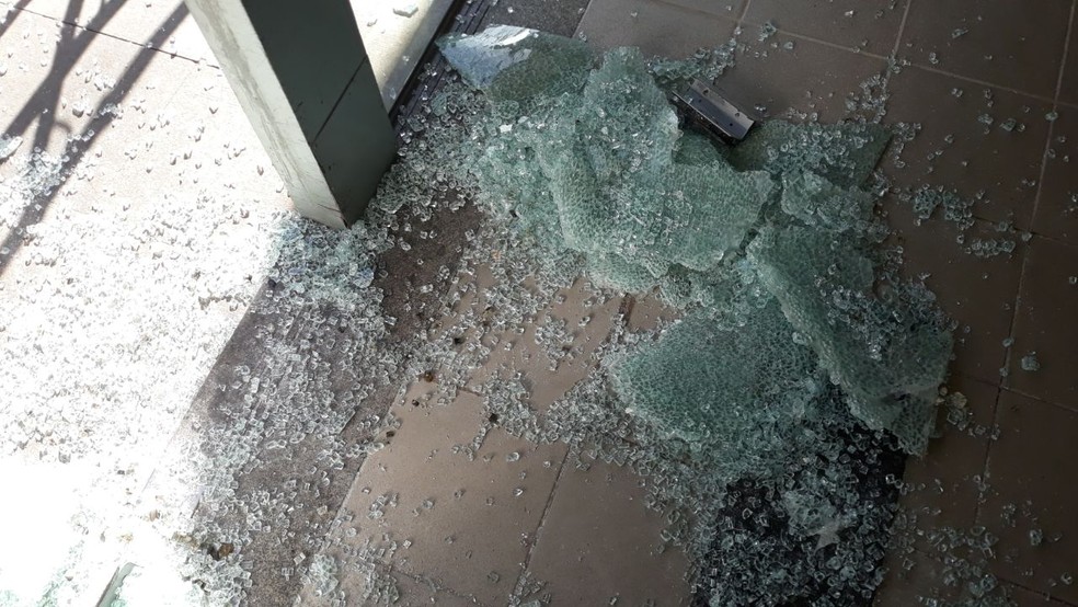 Homem usou botija para quebrar vidro de agência no Espírito Santo (Foto: Daniela Carla/ TV Gazeta)