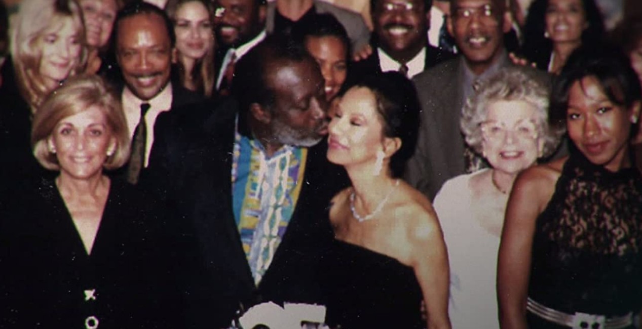 Clarence Avant e Jacqueline Avant em registro compartilhado no documentário The Black Godfather (2019) (Foto: Divulgação)