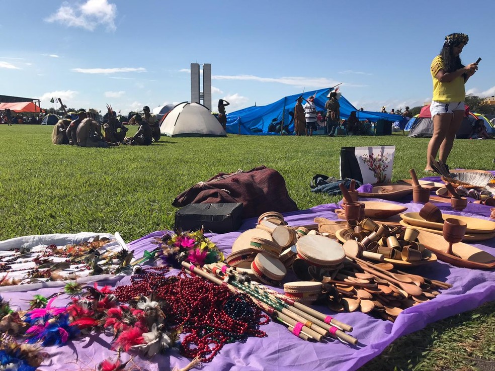 Indígenas aproveitam para expor artesanatos no 15º Acampamento Terra Livre — Foto: Marília Marques/G1DF