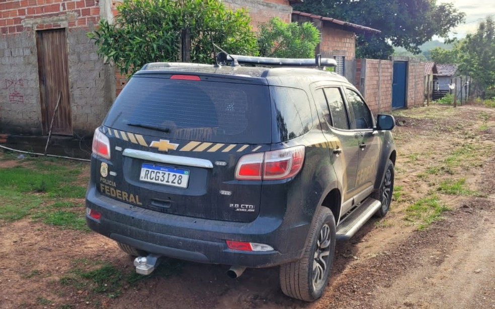 Agentes da PF destroem ranchos construídos em terras indígenas em Goiás — Foto: Reprodução/Polícia Federal