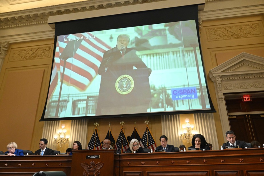 Imagem de discurso do ex-presidente Donald Trump é exibida em comissão que investiga o ataque ao Capitólio, em 2021