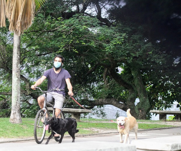 Acompanhado por cães de estimação, Caio Blat pedala pela Lagoa (Foto: Daniel Delmiro/AgNews)