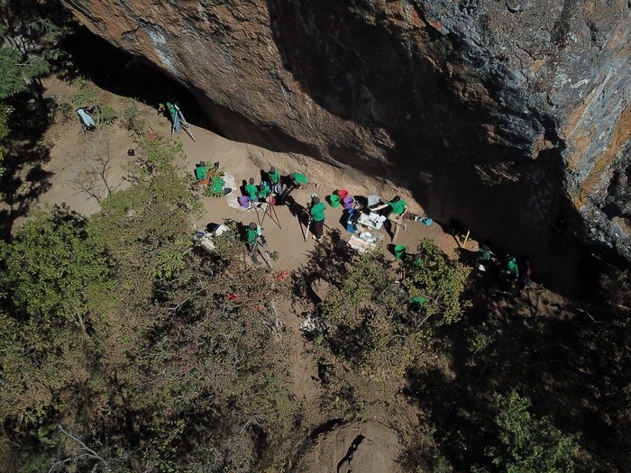 Hora Rockshelter, no Malawi, onde escavações descobriram dois dos indivíduos analisados no estudo (Foto: Jacob Davis)