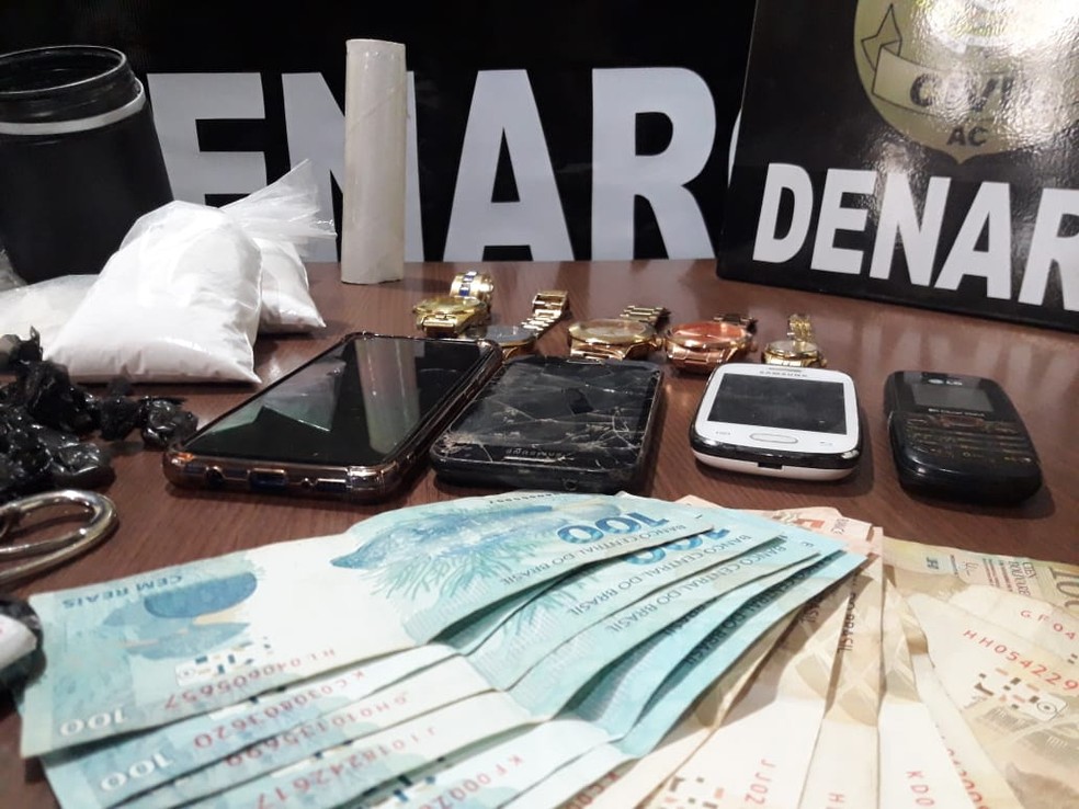 Na ação, polícia apreendeu drogas, celulares, dinheiro e motocicleta  — Foto: Arquivo/PC-AC