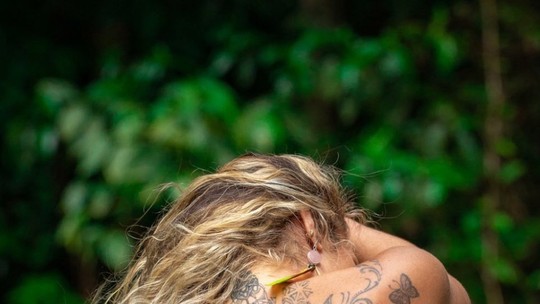 Nati Casassola exibe detalhes de tatuagem nas costas