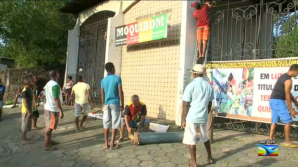 Comunidades quilombolas em manifestação na porta da Superintendência do Incra, em São Luís — Foto: Reprodução / TV Mirante