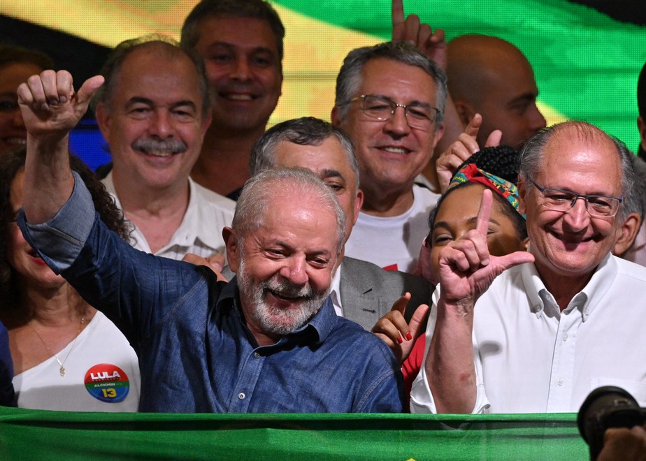 Lula e Alckmin durante discurso da vitória