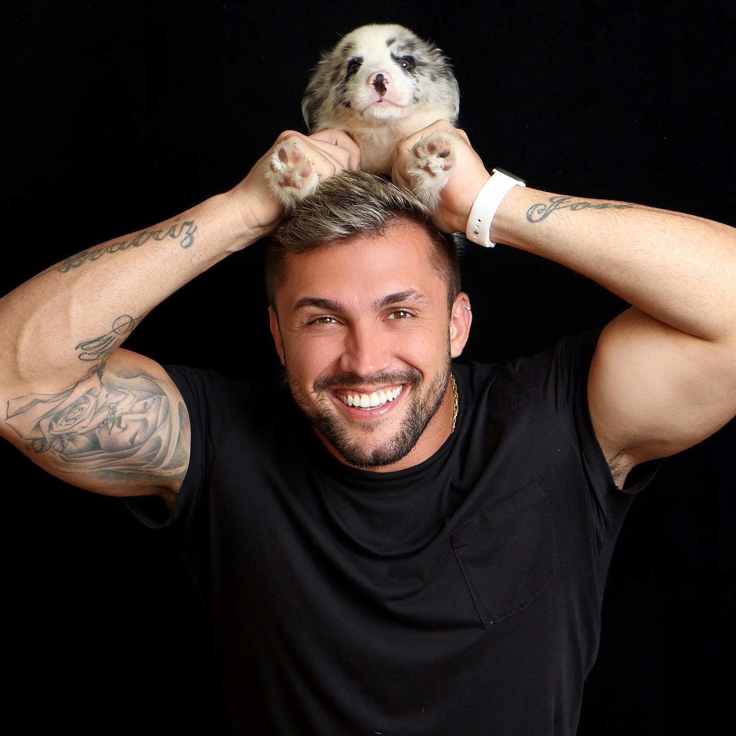 Arthur Picoli posa com novo pet, Revoada de Conduru, em publicação no seu Instagram (Foto: @arthurpicoli/ Instagram/ Reprodução)