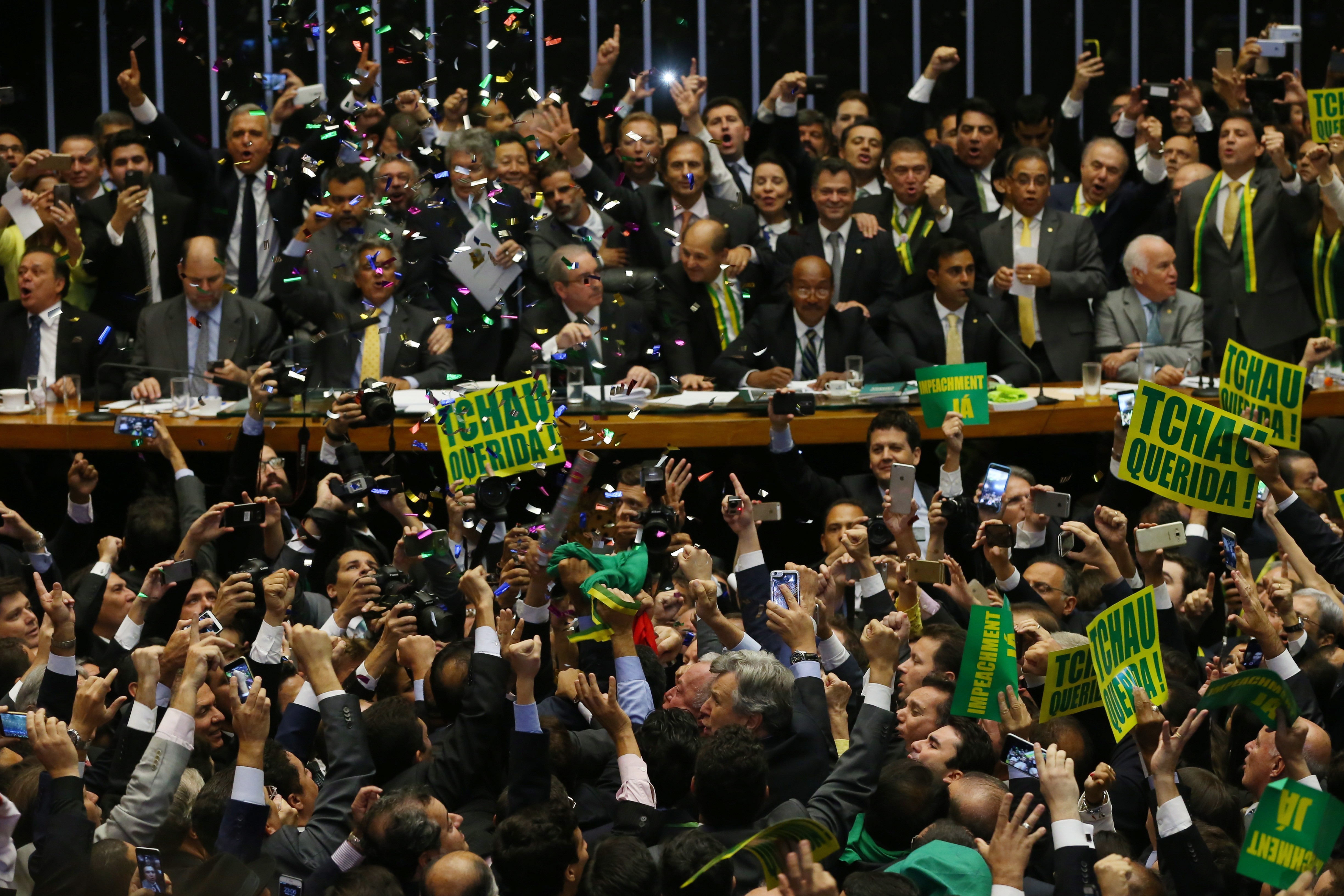 Deputados comemoram ao atingir o número de votos necessários para que o processo de impeachment siga para o Senado (Foto: Agência O Globo)