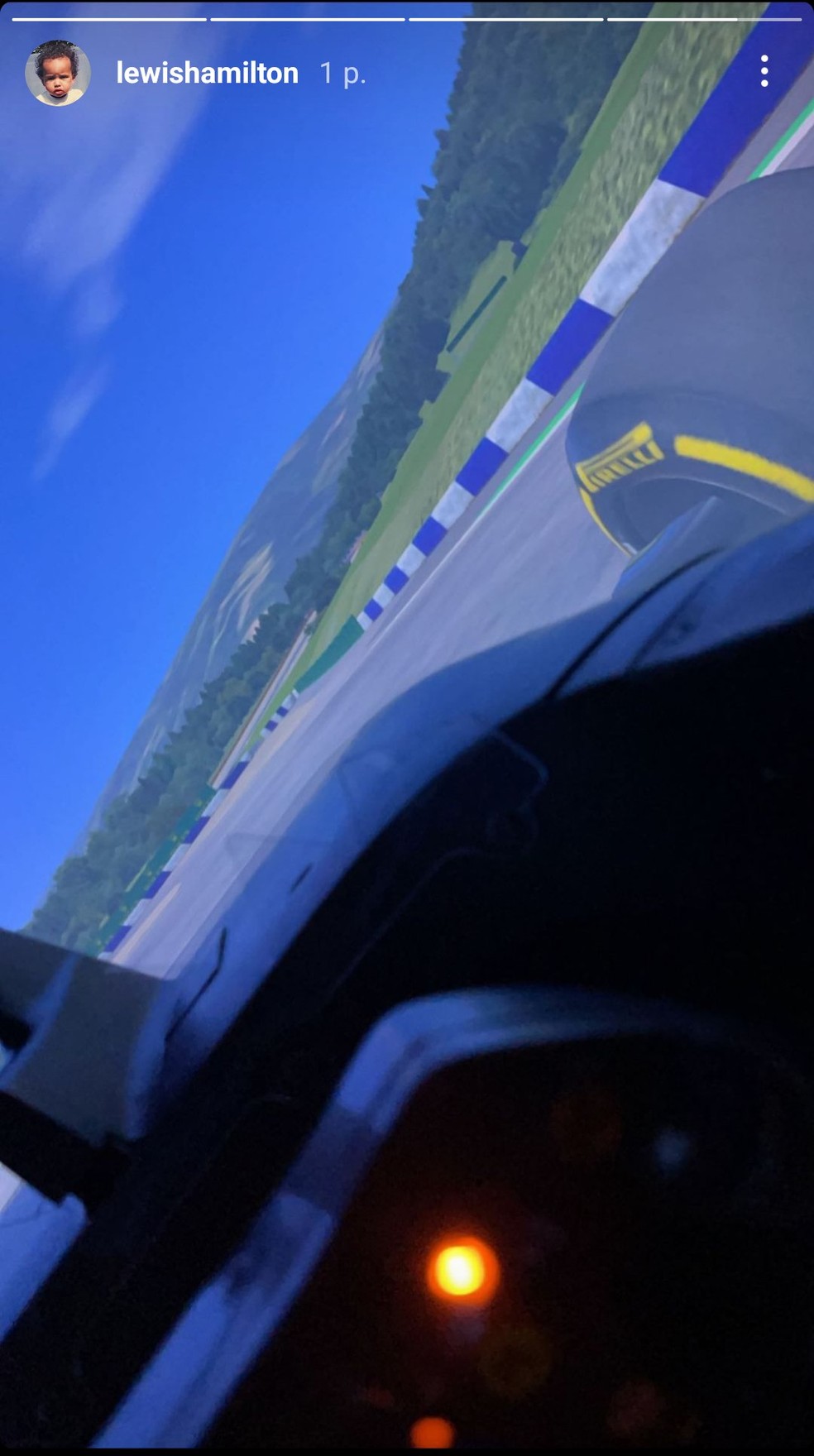 Lewis Hamilton publicou registro de treino no simulador nas redes sociais — Foto: Reprodução/Instagram